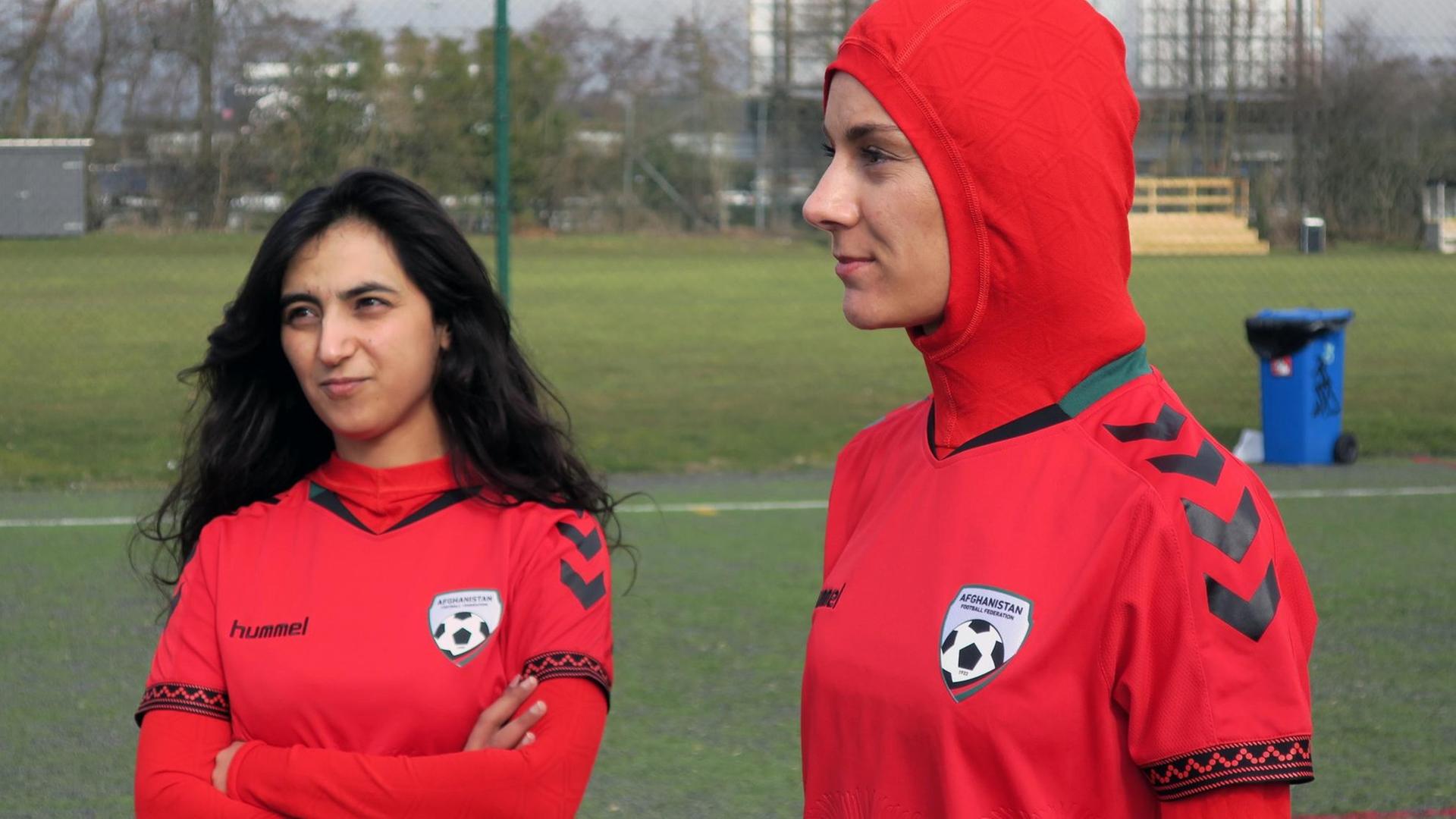 Shabnam Mabarz (r.) und Khalida Popal, Mitglieder der afghanischen Frauen-Nationalmannschaft. Shabnam Mabarz (r.) und Khalida Popal, Mitglieder der afghanischen Frauen-Nationalmannschaft.