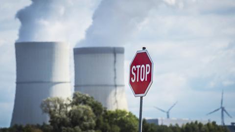 Ein Stopschild, aufgenommen zwischen Windrädern und dem Kohlekraftwerk in Schwarze Pumpe