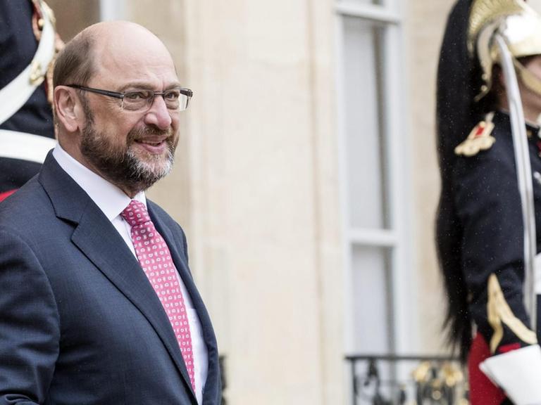 Martin Schulz verlässt den Elysee-Palast in Paris.