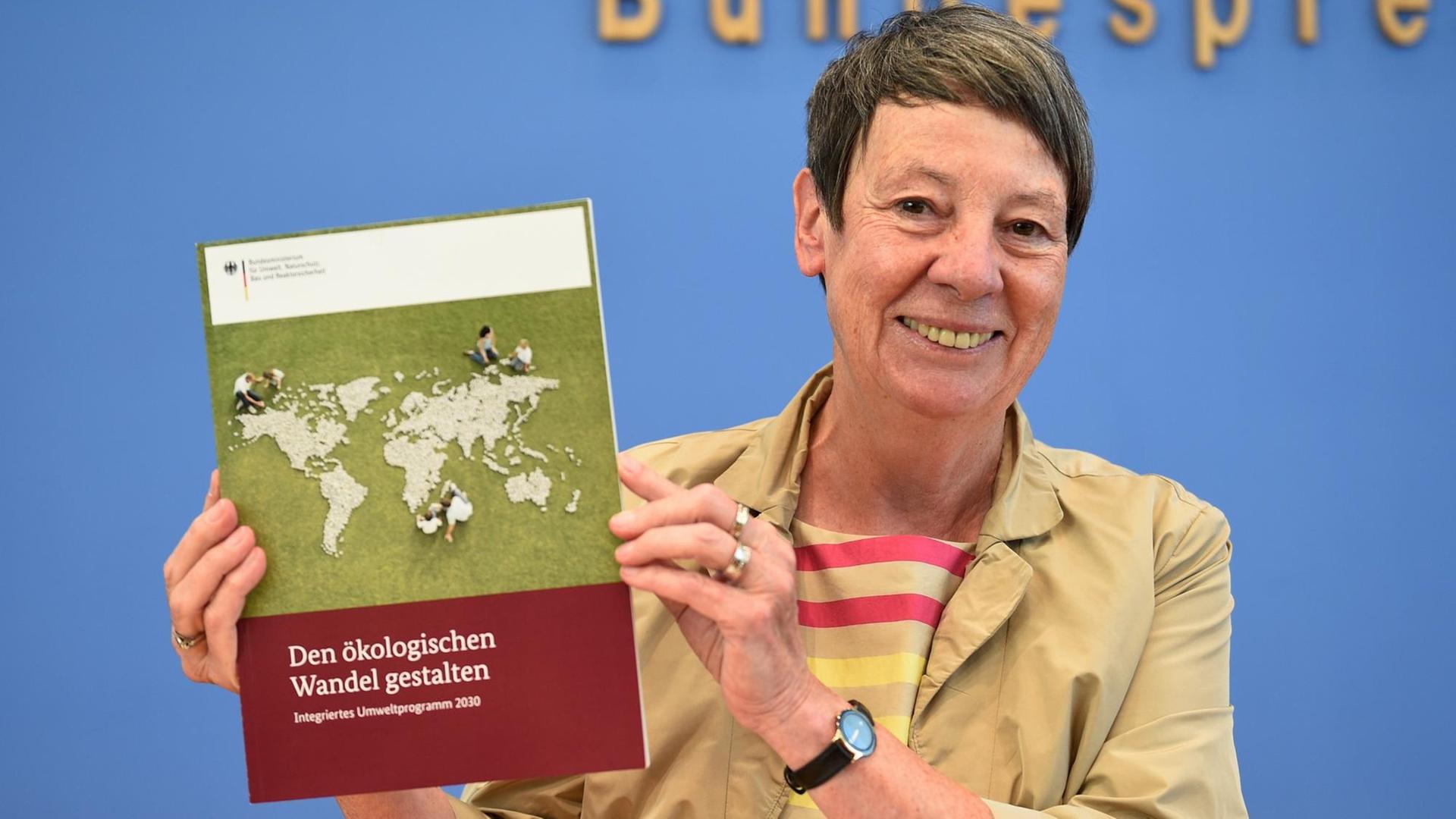 Barbara Hendricks präsentiert das "Integrierte Umweltprogramm 2030". Barbara Hendricks präsentiert das "Integrierte Umweltprogramm 2030".
