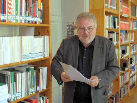 Der Schriftsteller Lutz Rathenow, Landesbeauftragter für die Stasi-Unterlagen in Sachsen