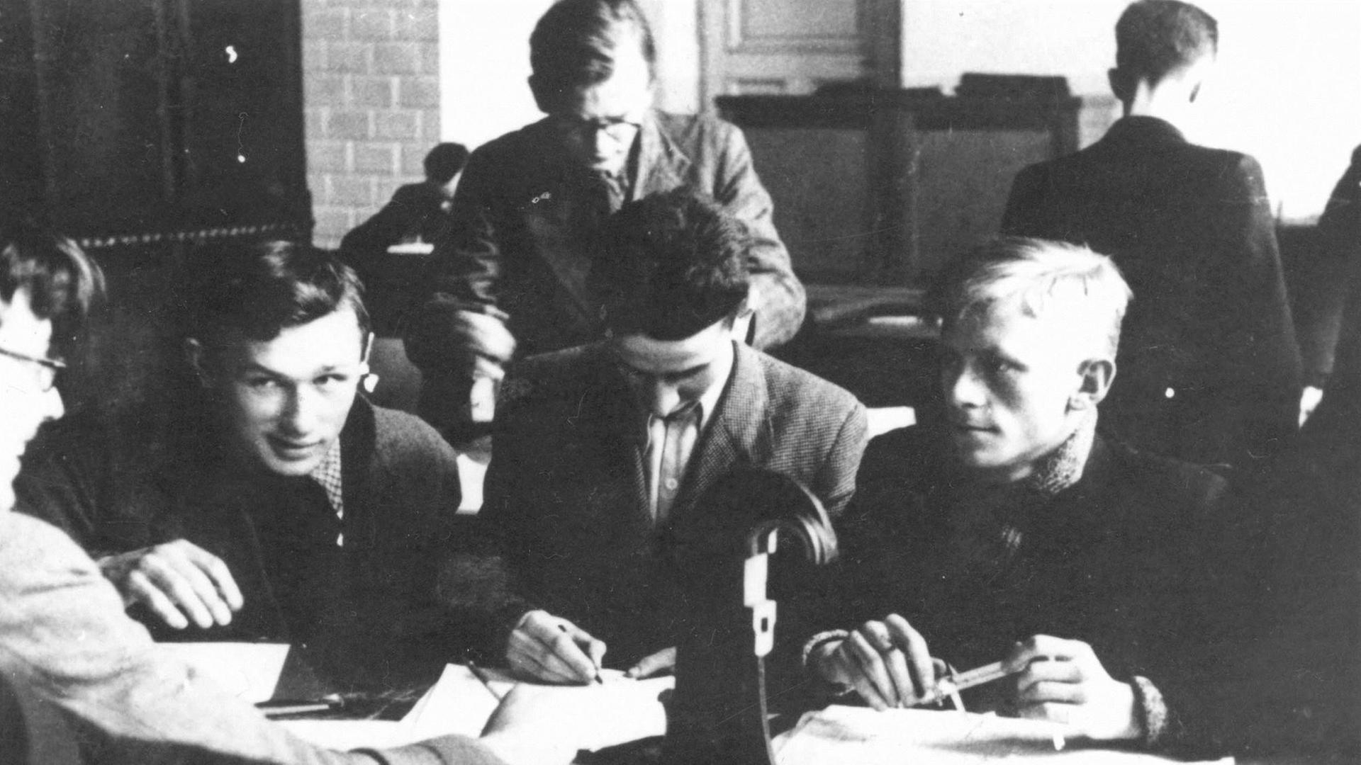 Zeichenunterricht in der Ingenieursschule "Wawelberg und Rotwand". Erster von rechts ist Jan Bytnar, genannt "Rudy", Pfadfinder und jugendlicher Widerstandskämpfer im besetzten Warschau, 1943 verstorben an den Folgen der Foltern während einer Inhaftierung durch die Gestapo, von seinen Freunden im März 1943 während der "Aktion vor dem Arsenal" befreit, Held des polnischen Widerstandsromans "Steine auf die Schanze" Zeichenunterricht in der Ingenieursschule "Wawelberg und Rotwand". Erster von rechts ist Jan Bytnar, genannt "Rudy", Pfadfinder und jugendlicher Widerstandskämpfer im besetzten Warschau, 1943 verstorben an den Folgen der Foltern während einer Inhaftierung durch die Gestapo, von seinen Freunden im März 1943 während der "Aktion vor dem Arsenal" befreit, Held des polnischen Widerstandsromans "Steine auf die Schanze"