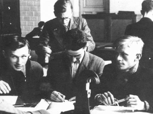 Zeichenunterricht in der Ingenieursschule "Wawelberg und Rotwand". Erster von rechts ist Jan Bytnar, genannt "Rudy", Pfadfinder und jugendlicher Widerstandskämpfer im besetzten Warschau, 1943 verstorben an den Folgen der Foltern während einer Inhaftierung durch die Gestapo, von seinen Freunden im März 1943 während der "Aktion vor dem Arsenal" befreit, Held des polnischen Widerstandsromans "Steine auf die Schanze"