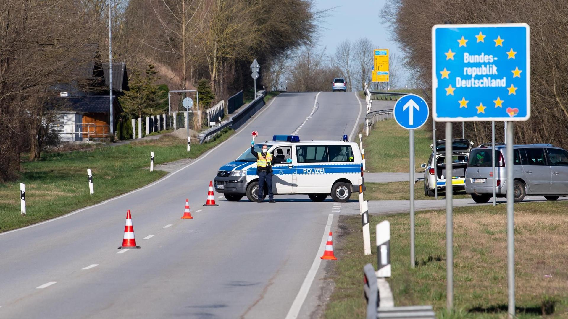 Neuhaus am Inn (Bayern): Kontrollen an der Grenze zu Österreich. Deutsche Polizisten stehen an der Bundesstraße 512. Neuhaus am Inn (Bayern): Kontrollen an der Grenze zu Österreich. Deutsche Polizisten stehen an der Bundesstraße 512.