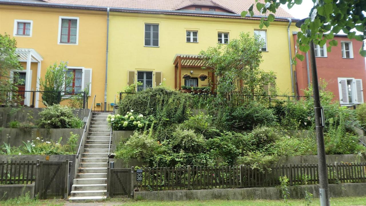 Farbige Häuser in der Gartenstadt Falkenberg.