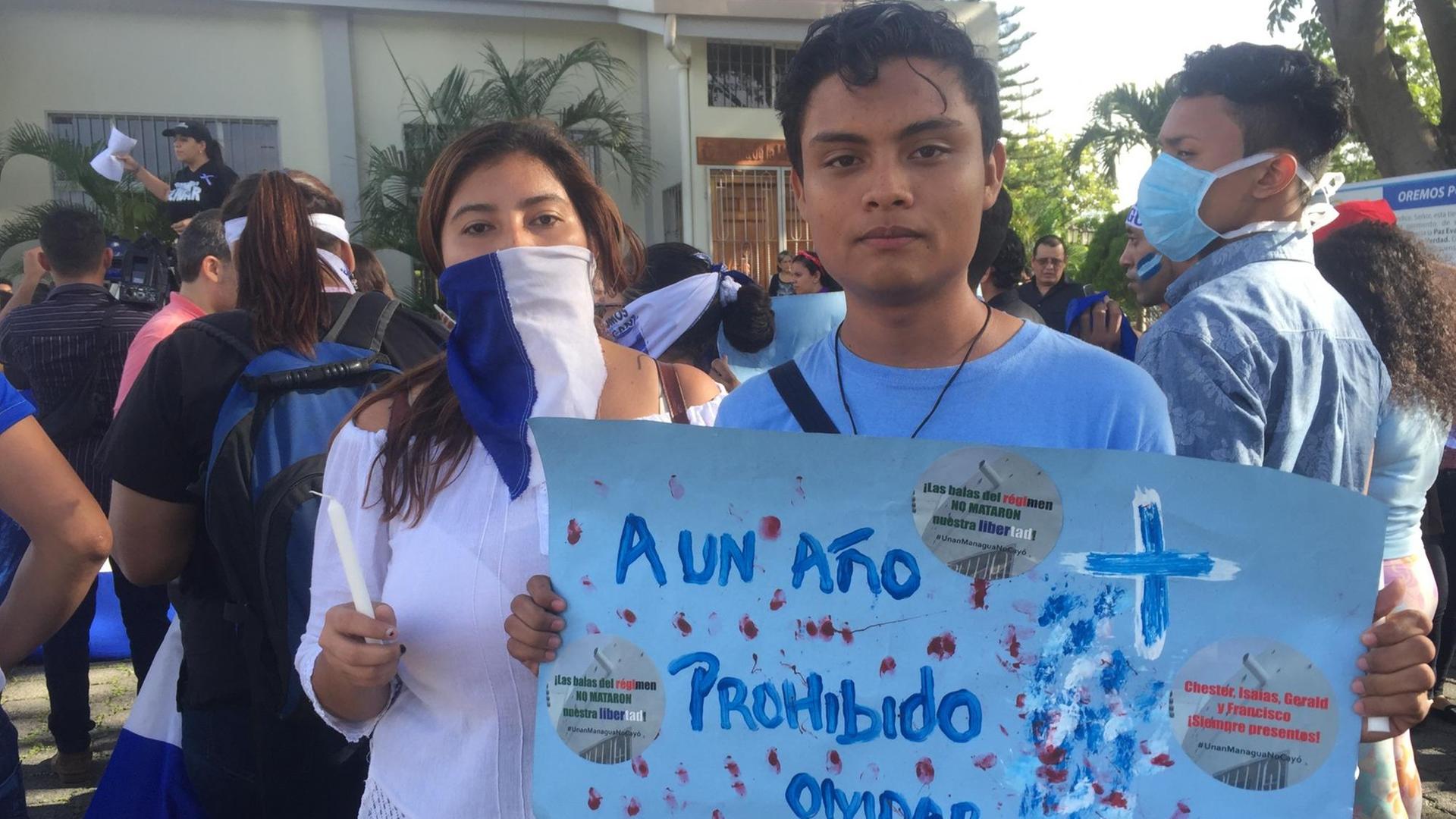 Zum Andenken der Studenten, die zum Opfer der Schüsse der Paramilitärs vor einem Jahr geworden sind, finden in der Kirche in Managua Trauergottesdienste statt. Zum Andenken der Studenten, die zum Opfer der Schüsse der Paramilitärs vor einem Jahr geworden sind, finden in der Kirche in Managua Trauergottesdienste statt.