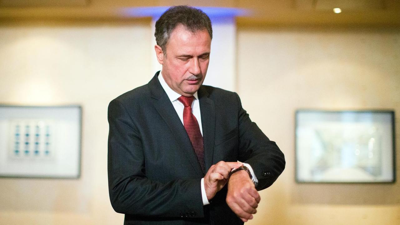 GDL-Chef Claus Weselsky schaut auf die Uhr. GDL-Chef Claus Weselsky schaut auf die Uhr.