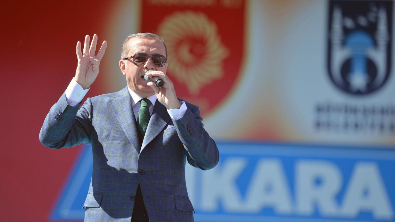 ANKARA, April 2, 2017  Turkish President Recep Tayyip Erdogan addresses the crowd during a rally in Ankara, capital of Turkey, on April 2, 2017. Turkish President Recep Tayyip Erdogan said on Sunday that the proposed constitutional changes aimed at expanding Turkey's president's power, which Ankara's opposition parties oppose, would boost the country's economic development. Constitutional referendum will be hold in Turkey on April 16, which will bring drastic changes to the country's political system, including a shift to the executive presidential system from the current parliamentary system. (Credit Image: © Mustafa Kaya/Xinhua via ZUMA Wire) Photo: Mustafa Kaya via ZUMA/dpa |