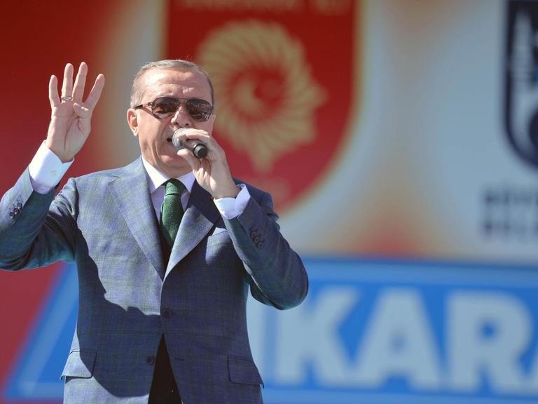 Staatschef Erdoğan spricht in Ankara im April 2017.