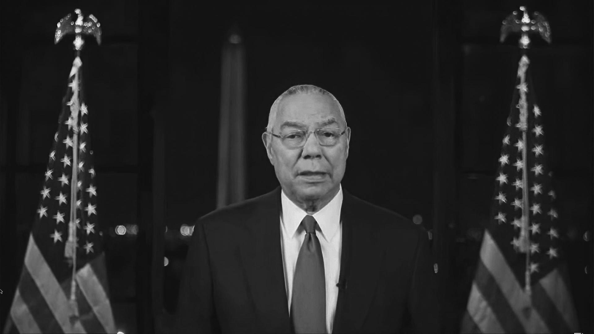 Colin Powell in einem Anzug auf einem schwarz-weißen Bild. Colin Powell in einem Anzug auf einem schwarz-weißen Bild.