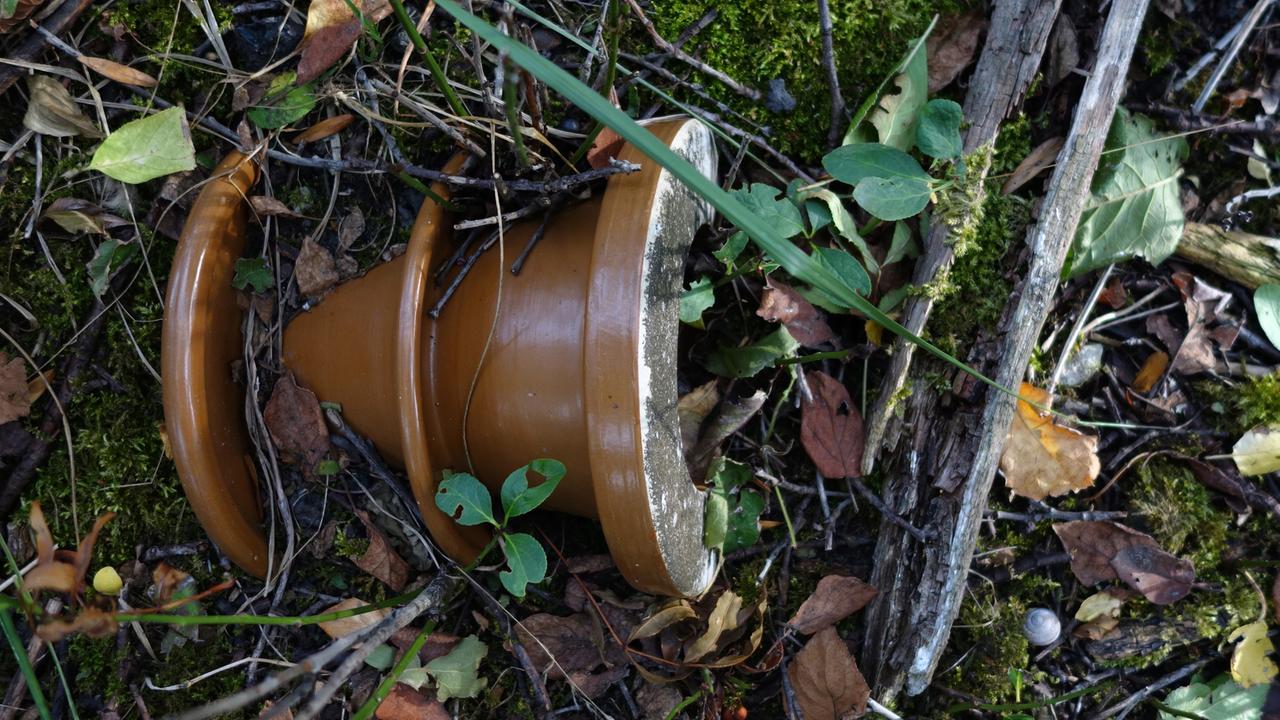 Elektrischer Isolator aus Porzellan, Relikt der drahtlosen Knallfunken Telegrafie in Nauen Elektrischer Isolator aus Porzellan, Relikt der drahtlosen Knallfunken Telegrafie in Nauen