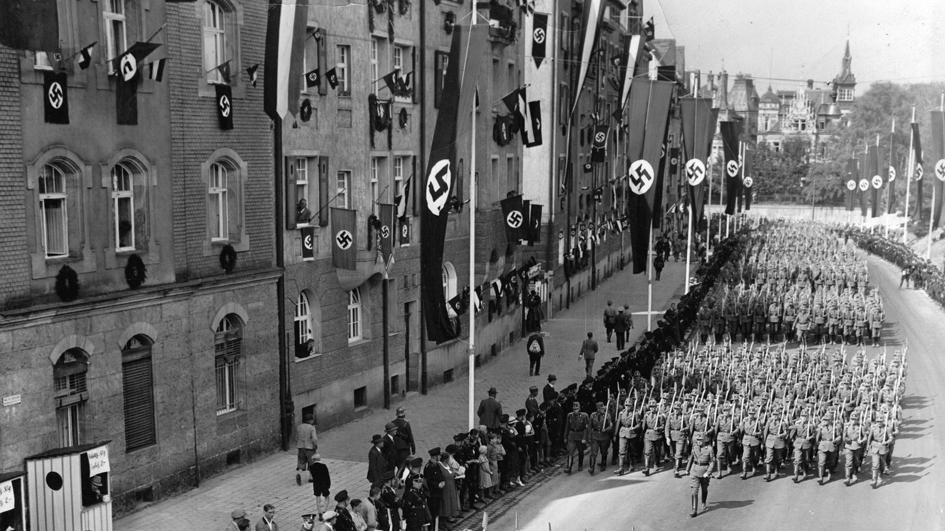 Aufmarsch des Arbeitsdienstes auf dem Reichsparteitag in Nürnberg 1935