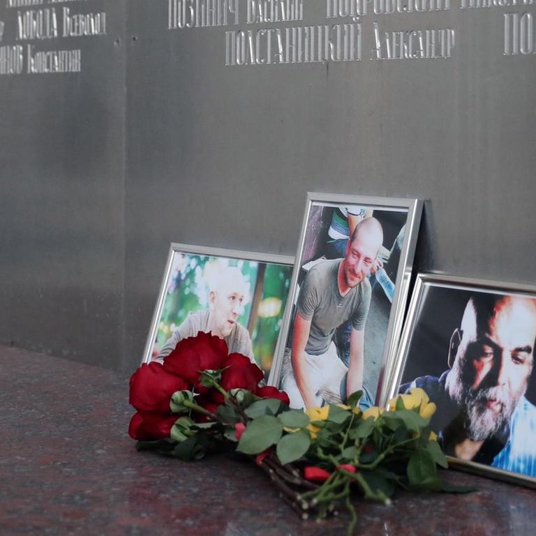 In Moskau trauern Menschen um die Journalisten Alexander Rastorgujew, Kirill Radtschenko und Orchan Dschemal.