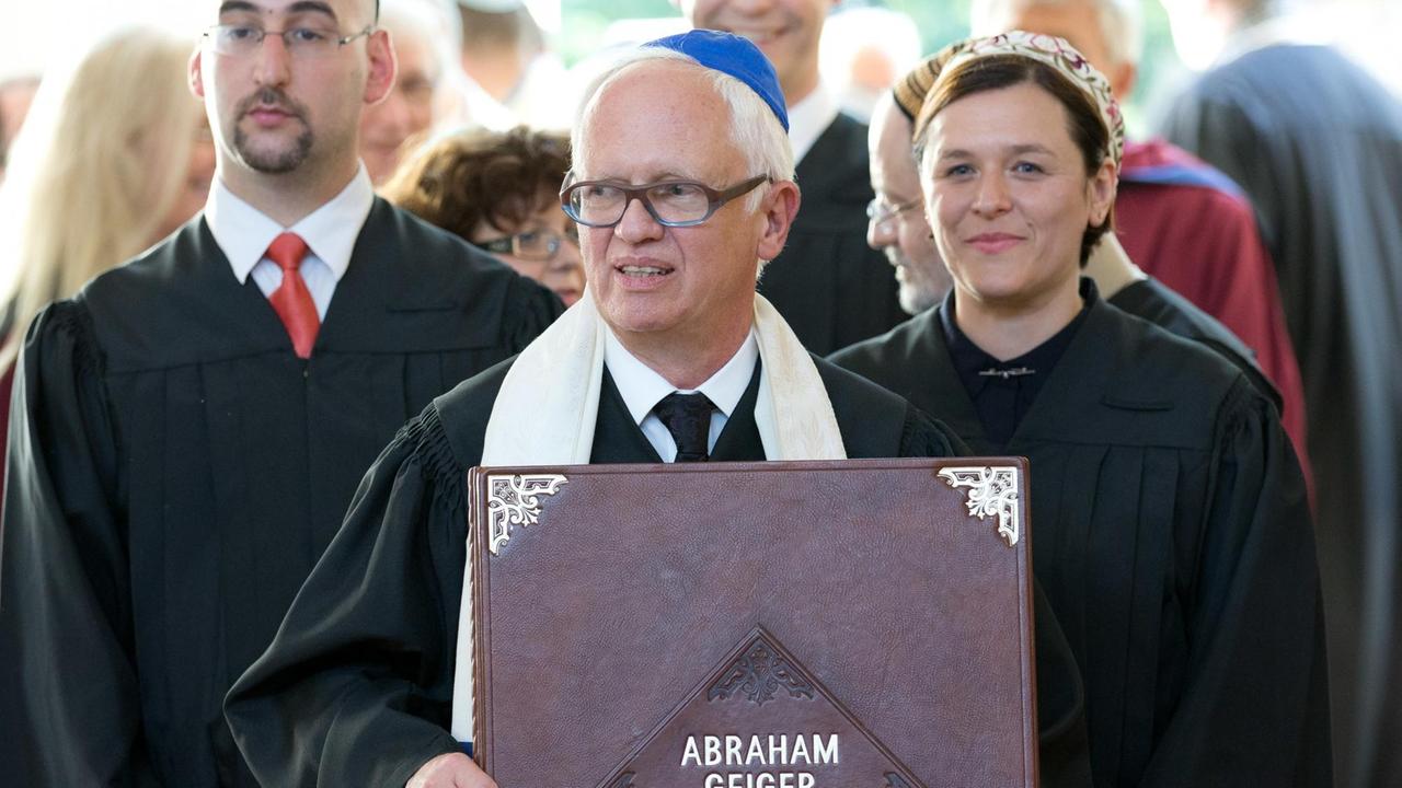 Bei einer Ordinationsfeier in der Synagoge Beit Tikwa in Bielefeld. Rechts im Bild die Rabbinerin Natalia Verzhbovska.
Bei einer Ordinationsfeier in der Synagoge Beit Tikwa in Bielefeld. Rechts im Bild die Rabbinerin Natalia Verzhbovska.