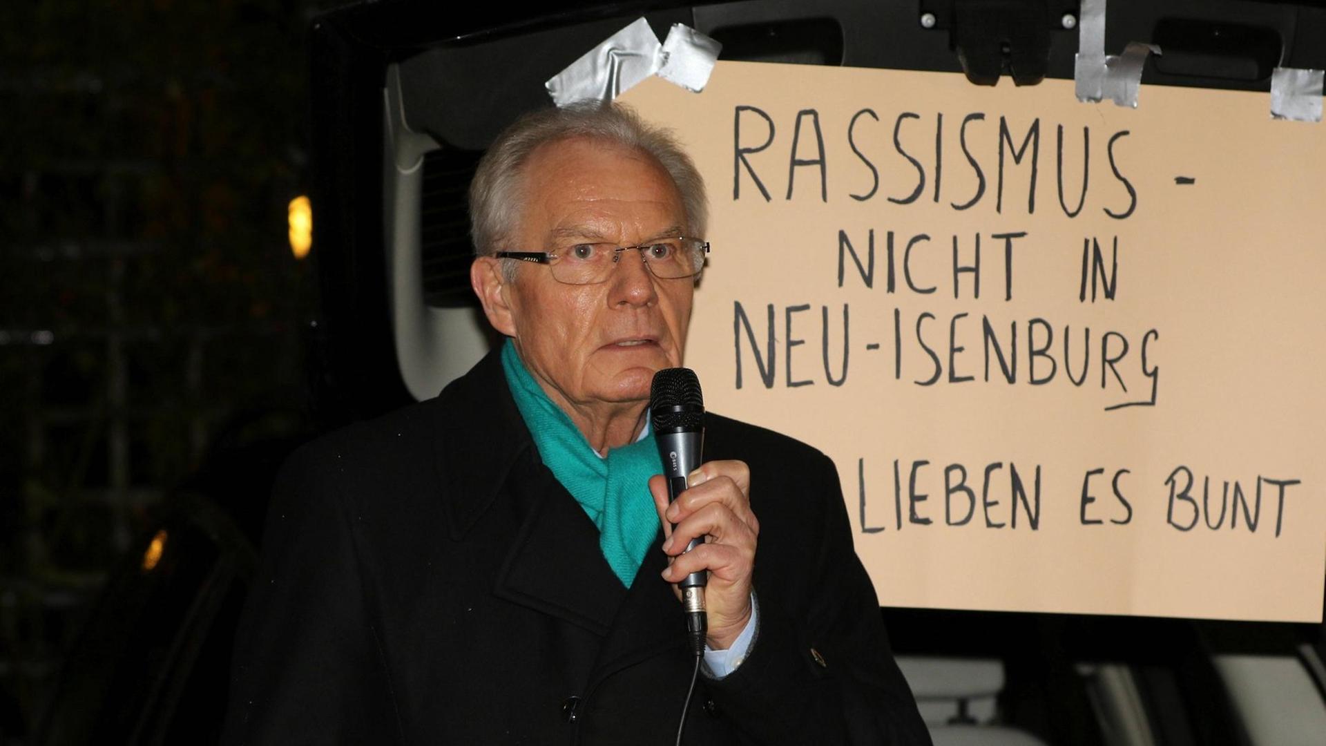 Herbert Hunkel, Bürgermeister von Neu-Isenburg, bei einer Mahnwache nach Schüssen auf ein Asylbewerberheim in Dreieich. Herbert Hunkel, Bürgermeister von Neu-Isenburg, bei einer Mahnwache nach Schüssen auf ein Asylbewerberheim in Dreieich.