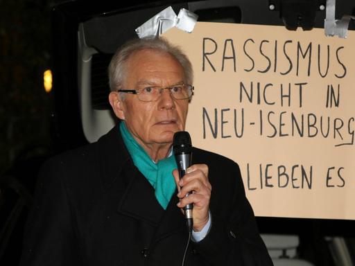 Herbert Hunkel, Bürgermeister von Neu-Isenburg, bei einer Mahnwache nach Schüssen auf ein Asylbewerberheim in Dreieich.