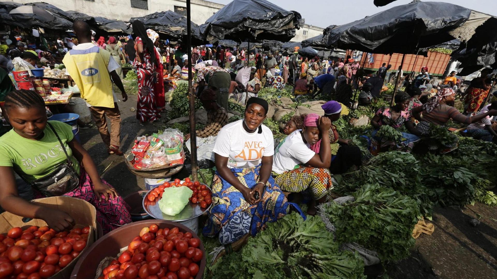 Ein Markt in der Metropole Abidjan in der Elfenbeinküste. Ein Markt in der Metropole Abidjan in der Elfenbeinküste.