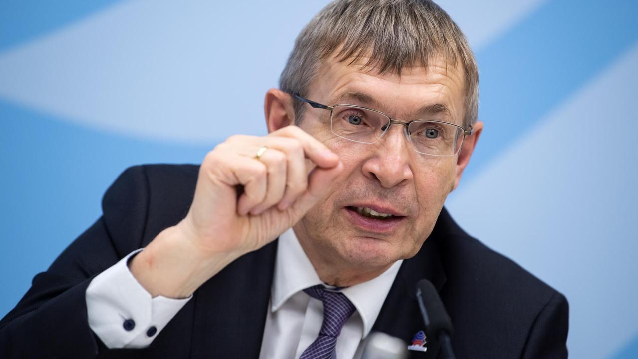 09.03.2020, Berlin: Klaus Cichutek, Präsident des Paul-Ehrlich-Instituts, äußert sich bei einer Pressekonferenz im Bundesministerium für Bildung und Forschung zu Maßnahmen gegen die Ausbreitung des Coronavirus. Foto: Bernd von Jutrczenka/dpa | Verwendung weltweit 09.03.2020, Berlin: Klaus Cichutek, Präsident des Paul-Ehrlich-Instituts, äußert sich bei einer Pressekonferenz im Bundesministerium für Bildung und Forschung zu Maßnahmen gegen die Ausbreitung des Coronavirus. Foto: Bernd von Jutrczenka/dpa | Verwendung weltweit