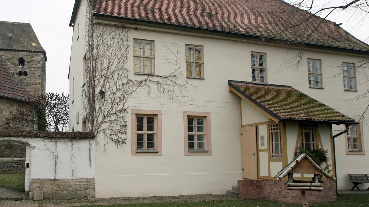 Das Geburtshaus und die Taufkirche (l.) des Philosophen Nietzsche in Röcken (Burgenlandkreis), aufgenommen am 13.02.2008.