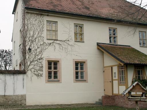 Das Geburtshaus und die Taufkirche (l.) des Philosophen Nietzsche in Röcken (Burgenlandkreis), aufgenommen am 13.02.2008.