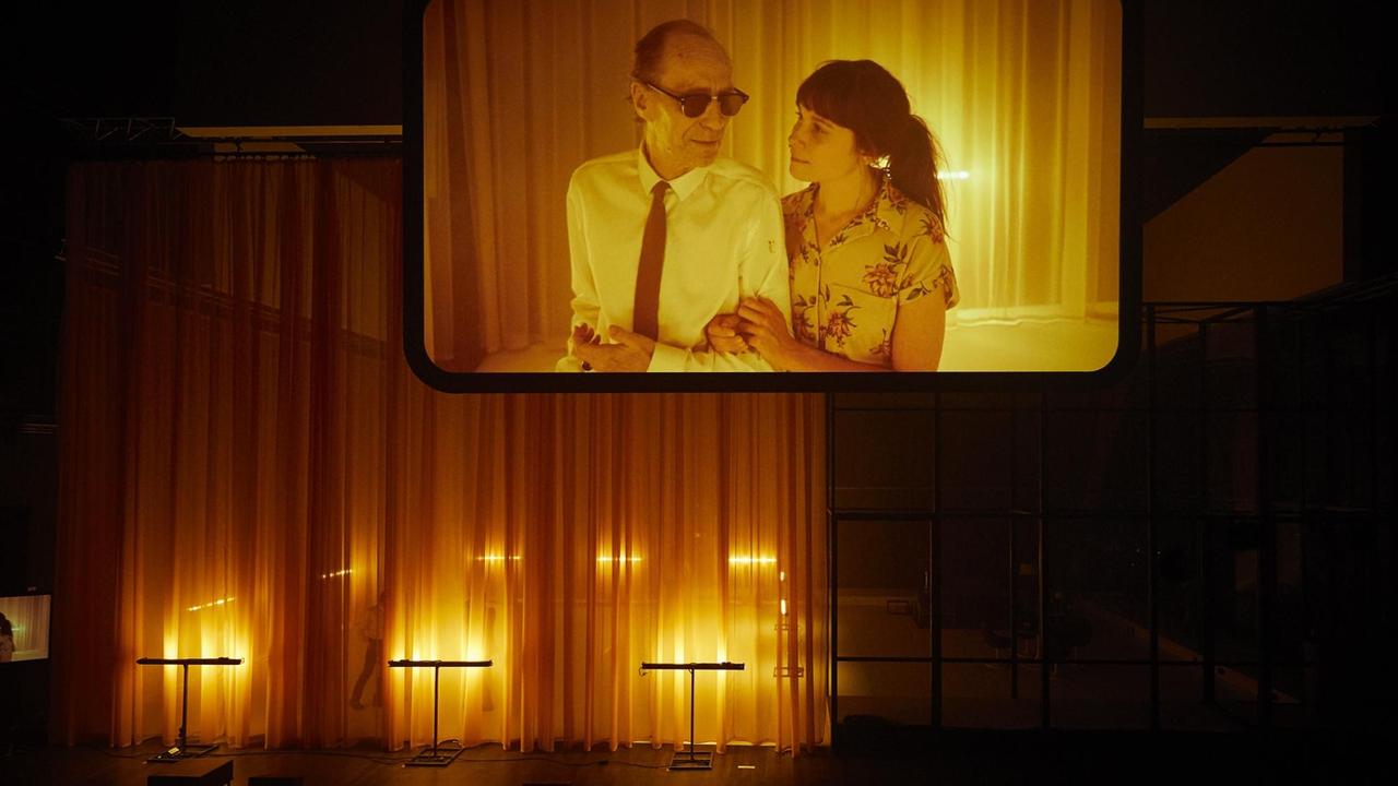 Eine Szene aus Julien Gosselins "Mao II, Joueurs, Les Noms" beim Festival D'Avignon 2018 Eine Szene aus Julien Gosselins "Mao II, Joueurs, Les Noms" beim Festival D'Avignon 2018