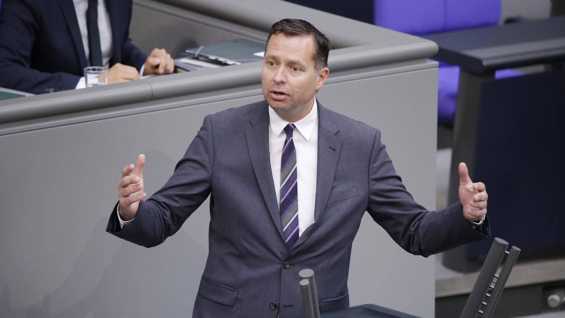 Mayer am Redepult im Bundestag. Er gestikuliert mit den Händen. Mayer am Redepult im Bundestag. Er gestikuliert mit den Händen.