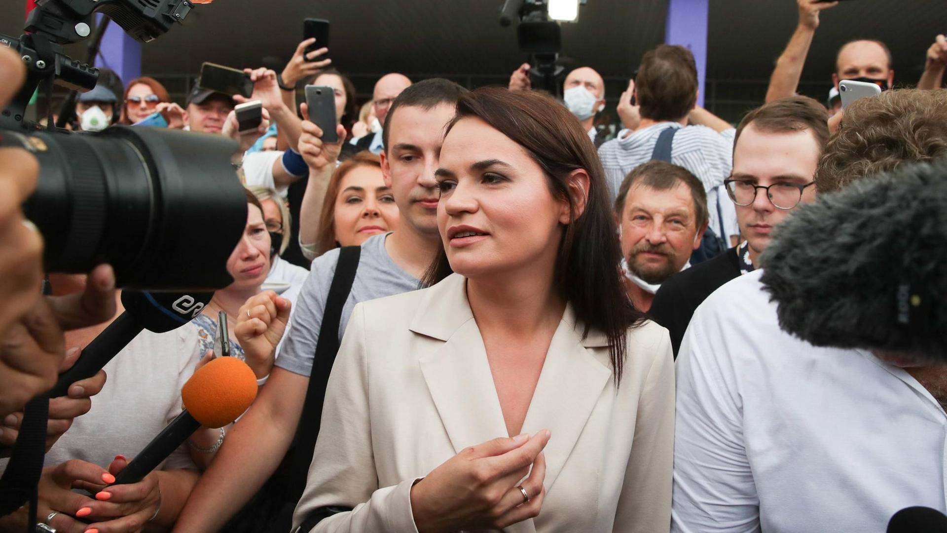Swetlana Tichanowskaja kurz nach der Stimmabgabe am Sonntag. Swetlana Tichanowskaja kurz nach der Stimmabgabe am Sonntag.
