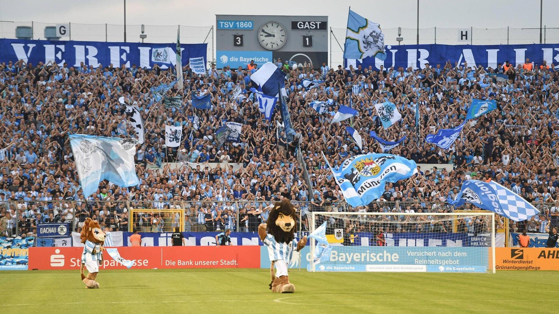 Maskottchen und Fans mit Fahnen sowie die Anzeigetafel mit Endergebnis 3:1 im Stadion an der Grünwalder Straße in München beim Spiel von TSV 1860 München gegen Wacker Biughausen. Maskottchen und Fans mit Fahnen sowie die Anzeigetafel mit Endergebnis 3:1 im Stadion an der Grünwalder Straße in München beim Spiel von TSV 1860 München gegen Wacker Biughausen.