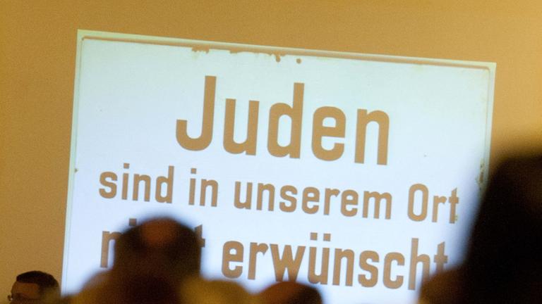 Berlinerinnen und Berliner gedenken am 09.11.2012 in der Sophienkirche in Berlin der Pogromnacht vom 09.11.1938. Berlinerinnen und Berliner gedenken am 09.11.2012 in der Sophienkirche in Berlin der Pogromnacht vom 09.11.1938.