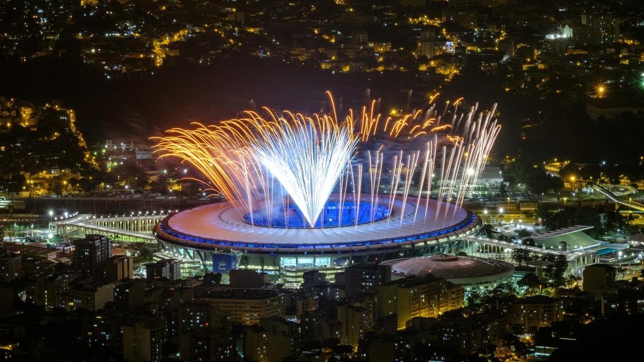 Sie sehen das Maracana-Stadion in Rio, es leuchtet ein Probe-Feuerwerk für die Eröffnungs-Feier. Sie sehen das Maracana-Stadion in Rio, es leuchtet ein Probe-Feuerwerk für die Eröffnungs-Feier.