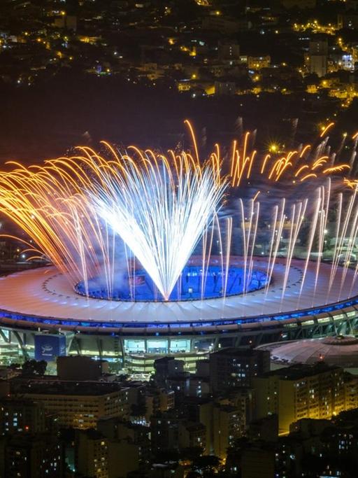 Sie sehen das Maracana-Stadion in Rio, es leuchtet ein Probe-Feuerwerk für die Eröffnungs-Feier.