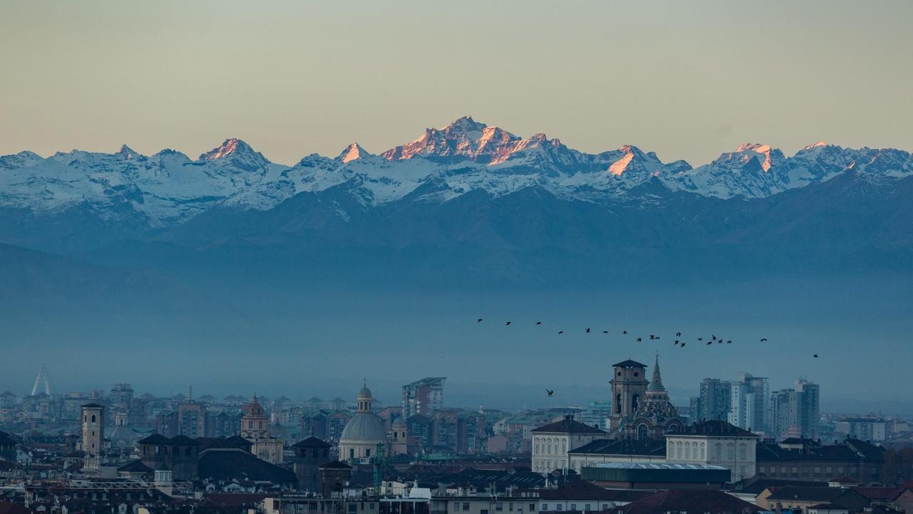 Smog über Turin, dahinter die Gipfel der Alpen am 4. Januar 2019.
