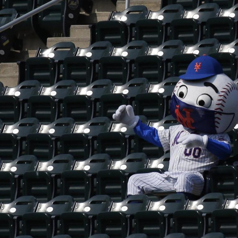 Das Maskottchen der New York Mets trägt Mundschutz auf der Tribüne.