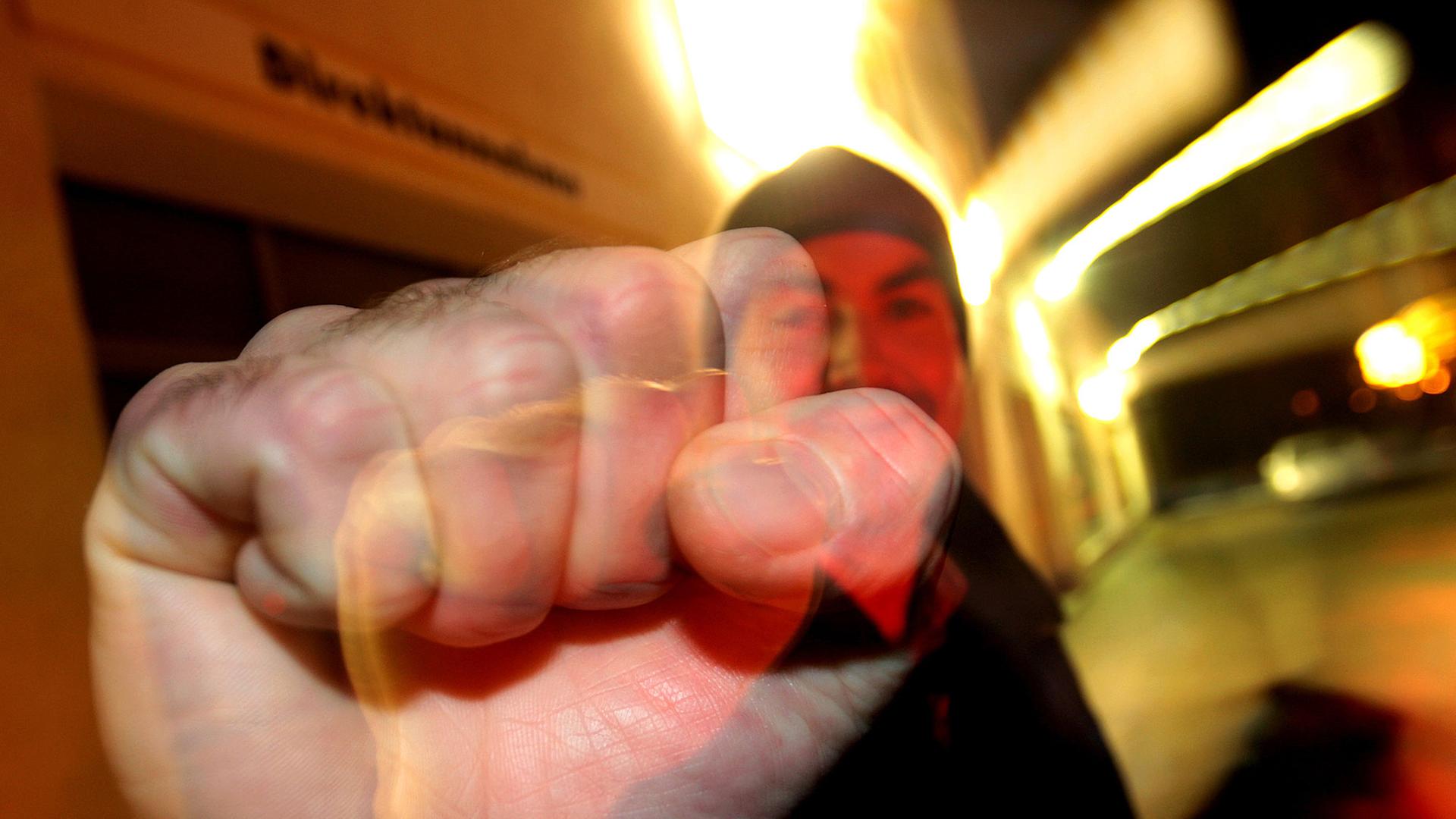 Ein junger Mann hebt seine geballte Faust Ein junger Mann hebt seine geballte Faust