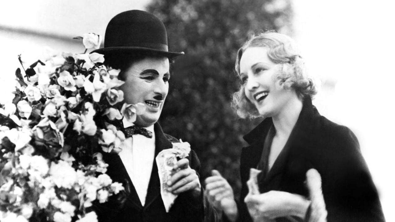 Ein schwarzweißer Filmausschnitt zeigt Charlie Chaplin als Tramp und Virginia Cherrill als blindes Blumenmädchen in "Lichter der Großstadt" von 1931 Ein schwarzweißer Filmausschnitt zeigt Charlie Chaplin als Tramp und Virginia Cherrill als blindes Blumenmädchen in "Lichter der Großstadt" von 1931