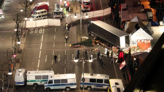 Die Polizei hat das Areal um den Weihnachtsmarkt an der Gedächtniskirche in Berlin wegen des Anschlags abgesperrt.