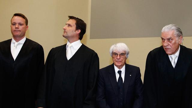 Formel-1-Chef Ecclestone (2.v.r.) vor dem Landgericht München am 24.04.2014