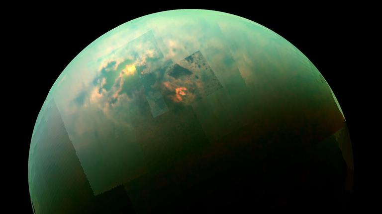 Das Licht der fernen Sonne spiegelt sich in den Methan-Seen auf der Oberfläche des Saturnmondes Titan Das Licht der fernen Sonne spiegelt sich in den Methan-Seen auf der Oberfläche des Saturnmondes Titan