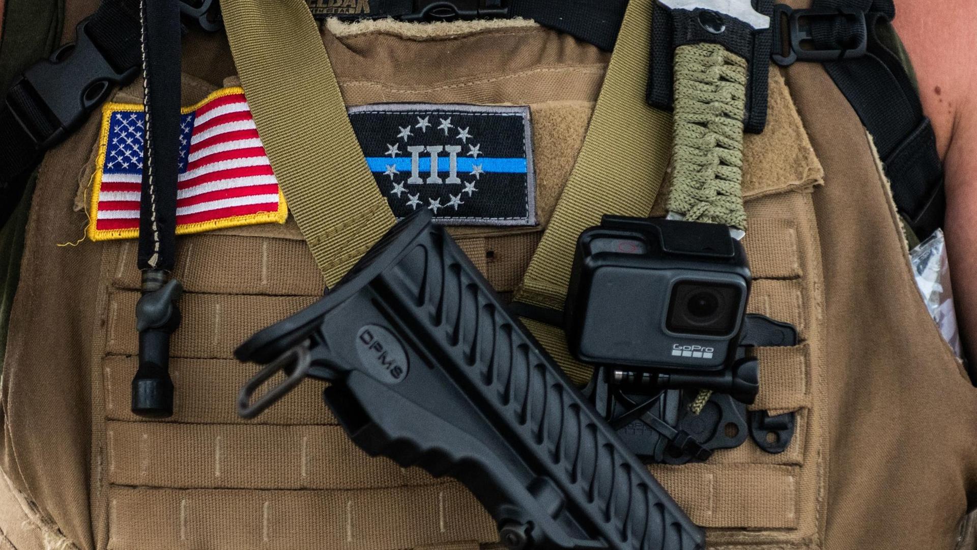 Ein Mitglied vom sogennanten National Patriotic Defense Team mit einem Aufnäher der Gruppierung "Three Percenters" Ein Mitglied vom sogennanten National Patriotic Defense Team mit einem Aufnäher der Gruppierung "Three Percenters"