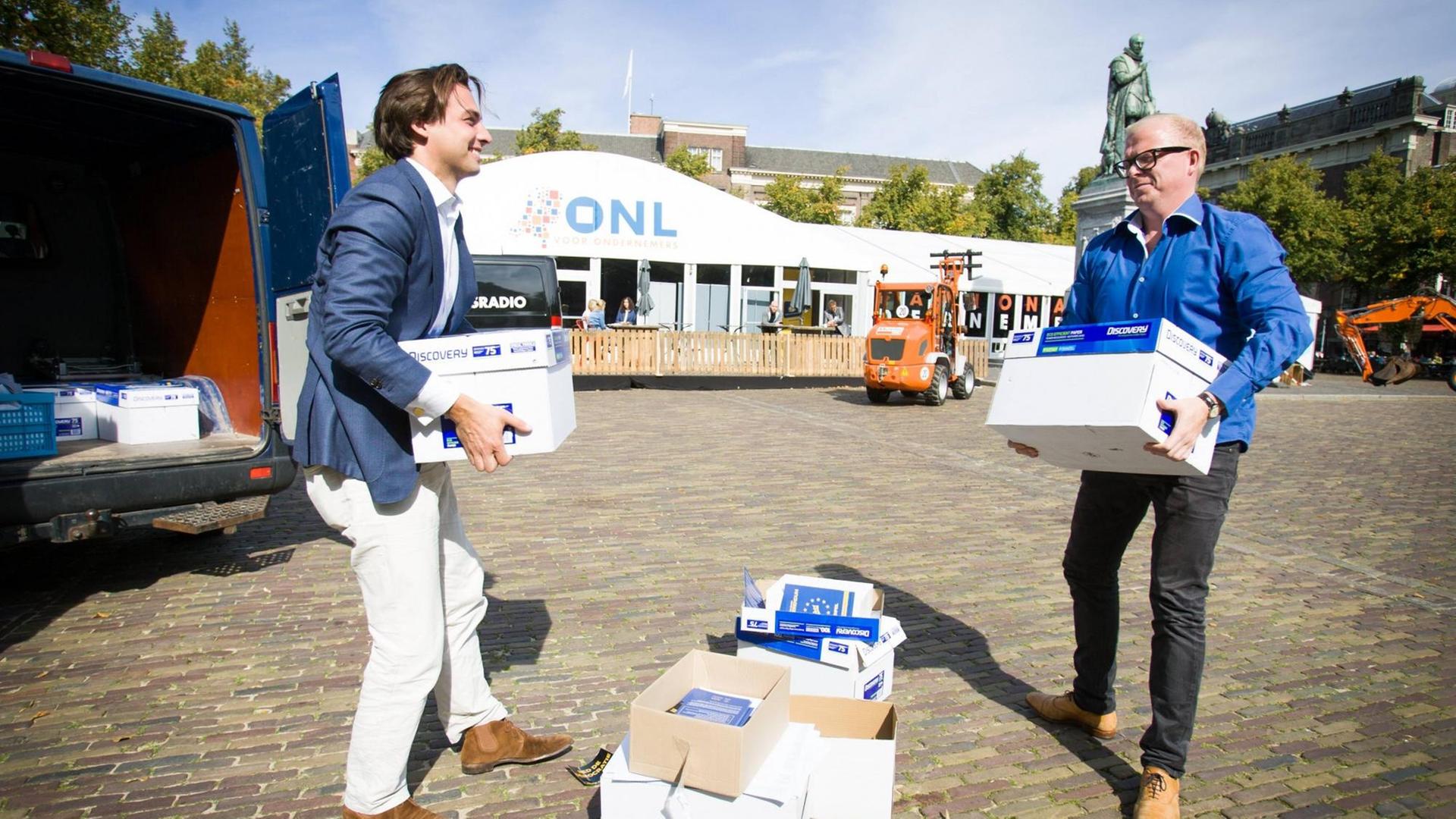 Die Journalisten Jan Roos and Thierry Baudet stehen Mitte September vor dem Parlament in Den Haag mit Unterschriften für eine Volksabstimmung über das Assoziierungsabkommen der EU mit der Ukraine. Die Journalisten Jan Roos and Thierry Baudet stehen Mitte September vor dem Parlament in Den Haag mit Unterschriften für eine Volksabstimmung über das Assoziierungsabkommen der EU mit der Ukraine.