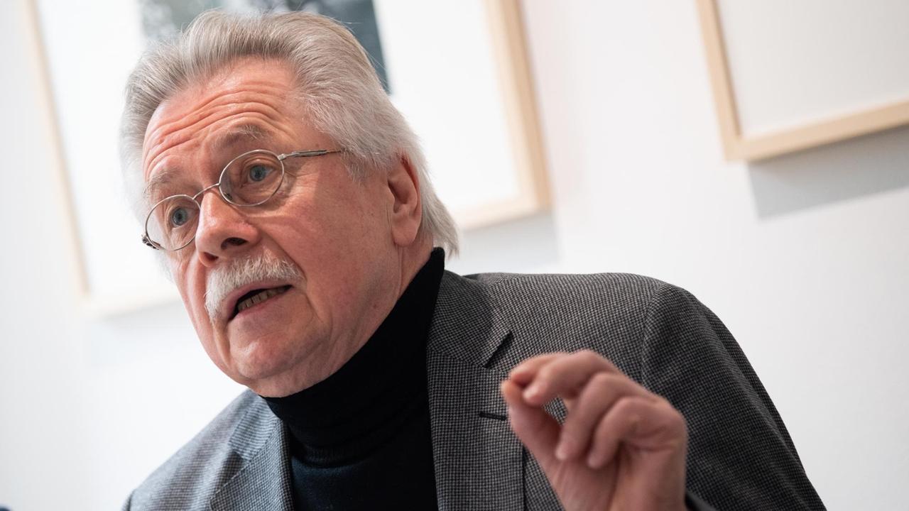 Johann Kreuzer, Präsident der Hölderlin-Gesellschaft spricht bei einer einer Pressekonferenz im Hölderlinturm. Johann Kreuzer, Präsident der Hölderlin-Gesellschaft spricht bei einer einer Pressekonferenz im Hölderlinturm.