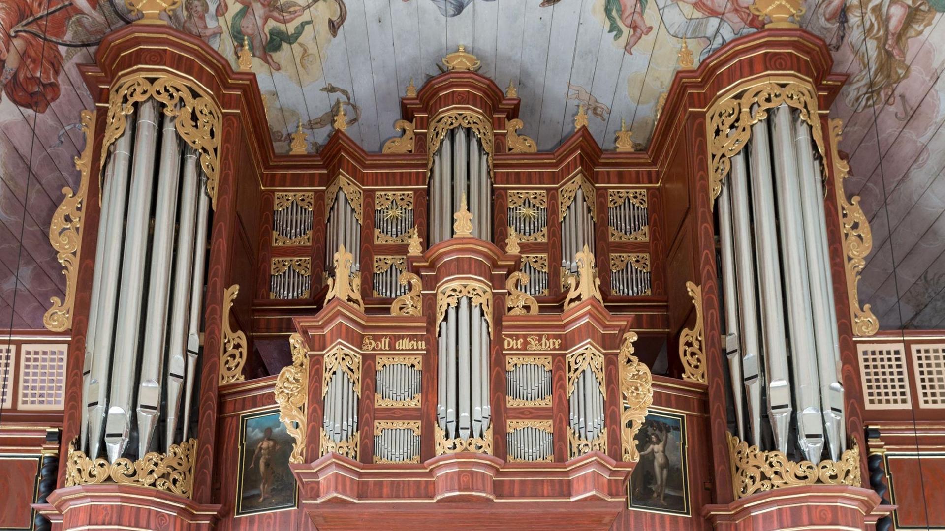 Die Arp Schnitger-Orgel in der St. Pankratius-Kirche in Hamburg-Neuenfelde wurde aufwändig restauriert. Zu sehen ist der Orgelprospekt.