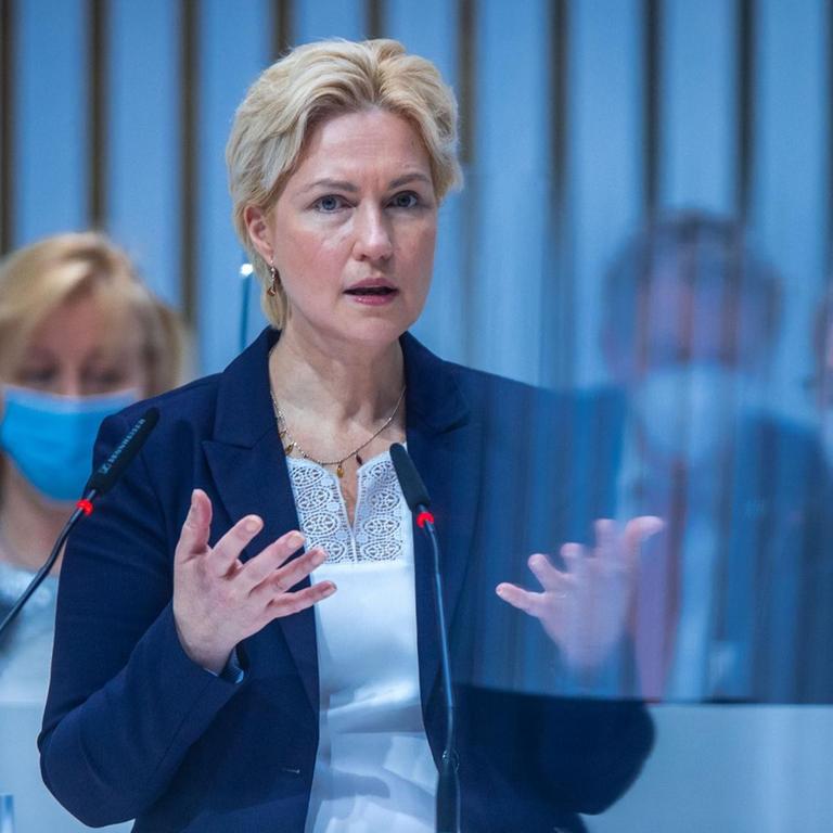 Manuela Schwesig (SPD), Ministerpräsidentin von Mecklenburg-Vorpommern, spricht am 11.03.2021 bei einer Sitzung des Landtags von Mecklenburg-Vorpommern. 