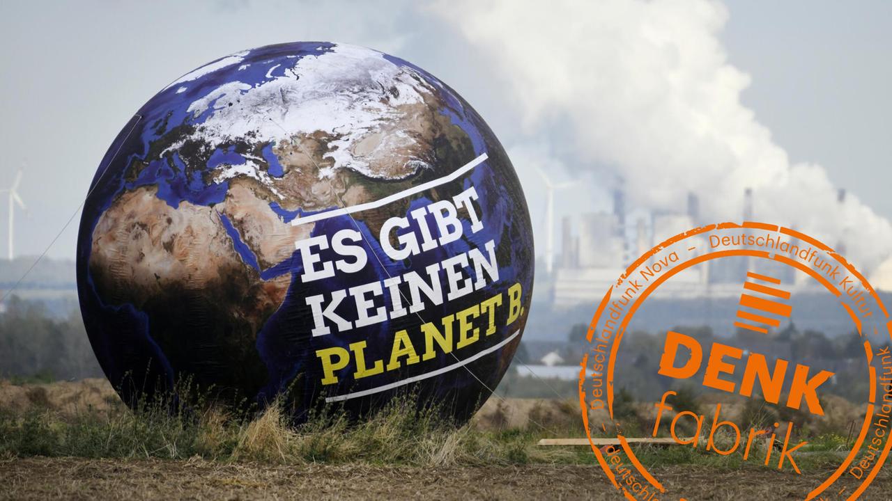 Ein Ballon mit der Aufschrift "Es gibt keinen Planet B." ist vor Braunkohlekraftwerken bei Kerpen zu sehen - aufgenommen am Rande des Landesparteitags der nordrhein-Westfälischen Grünen, der im Oktober 2018 am Hambacher Forst stattfand.