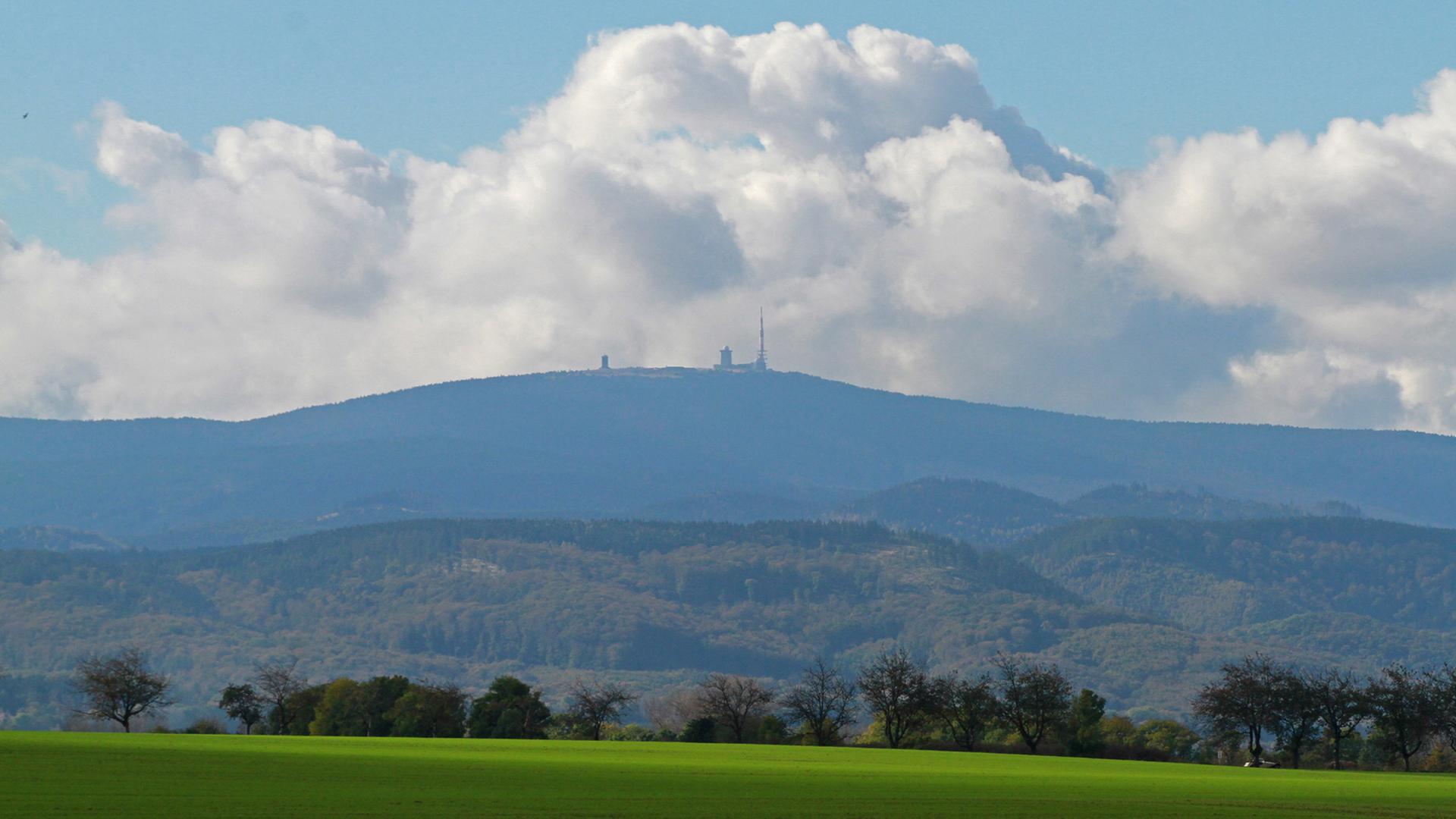 Wolken ziehen am 15.10.2014 hinter dem Brocken bei Wernigerode (Sachsen-Anhalt) auf.