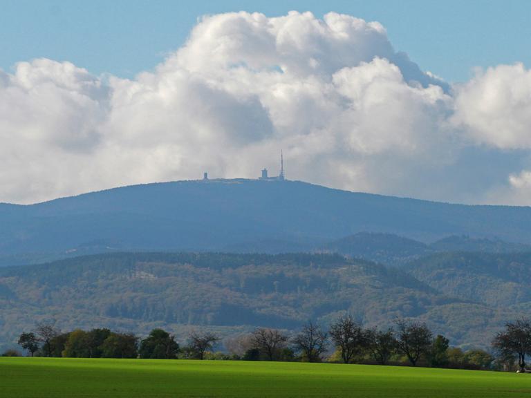 Wolken ziehen am 15.10.2014 hinter dem Brocken bei Wernigerode (Sachsen-Anhalt) auf.