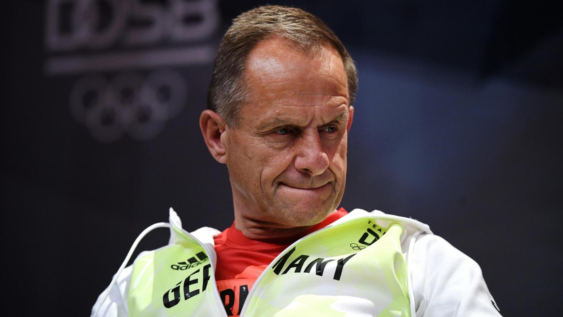 Alfons Hörmann, Präsident des Deutschen Olympischen Sportbundes (DOSB), hört zu bei der offiziellen Präsentation der Outfits für die deutsche Olympia- und Paralympia-Mannschaft. Alfons Hörmann, Präsident des Deutschen Olympischen Sportbundes (DOSB), hört zu bei der offiziellen Präsentation der Outfits für die deutsche Olympia- und Paralympia-Mannschaft.