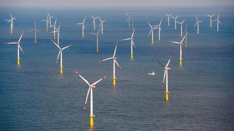 Der Offshore-Windpark Butendiek, aufgenommen am 15.08.2016 etwa 30 Kilometer vor der Insel Sylt (Schleswig-Holstein) in der Nordsee. Die Stromproduktion der Windparks in der Nordsee hat sich im ersten Halbjahr gegenüber dem Vorjahreszeitraum mehr als verdoppelt.