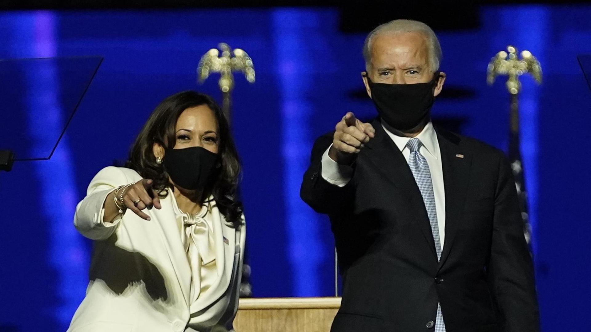 Kamal Harris und Joe Biden stehen auf einer Bühne Kamal Harris und Joe Biden stehen auf einer Bühne