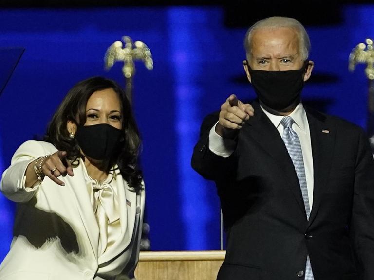 Kamal Harris und Joe Biden stehen auf einer Bühne